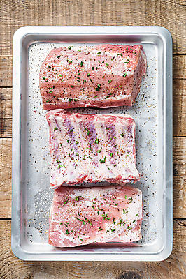 포토 JPG 해외이미지 식재료 쟁반 실내 생고기 돼지고기 사람없음 하이앵글 신선 양념 향신료 일렬 등갈비 허브가루 나무배경 해외포토 뷰포인트 백그라운드 육류 내부 가루 향미료 파일형식 이미지허브