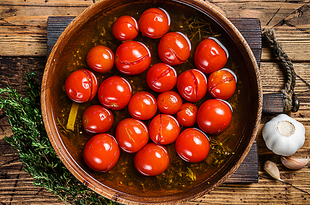 포토 JPG 해외이미지 그릇 토마토 방울토마토 실내 마늘 사람없음 하이앵글 나무도마 백리향 나무배경 마리네이드 해외포토 식기 음식 뷰포인트 백그라운드 채소 도마 내부 목재 파일형식 이미지허브