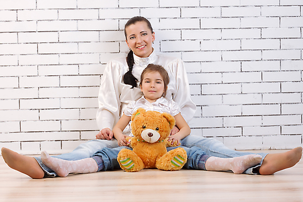 포토 JPG 해외이미지 백인 라이프스타일 옷 여자 딸 행복 감정 얼굴 어린이 2 가족 관계 엄마 갈색머리 함께함 사랑 미소 웃음 사람 앉기 두명 청춘 금발 장난감 흰색 청바지 아기 직물 부드러움 타이즈 장식술 해외포토 서양인 헤어스타일 컬러 컨셉 바지 모션 표정 생활 신체부위 장식 감각 파일형식 이미지허브