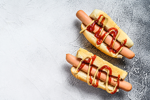 포토 JPG 해외이미지 회색배경 실내 사람없음 하이앵글 두개 케첩 핫도그 마요네즈 카피스페이스 해외포토 음식 뷰포인트 백그라운드 2 패스트푸드 내부 공백 회색 소스_음식 파일형식 이미지허브