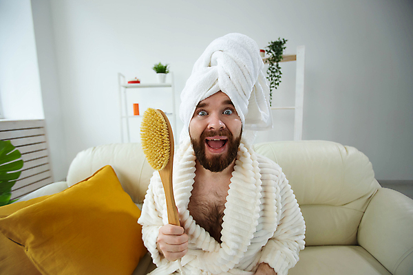 포토 JPG 해외이미지 남자 쿠션 수염 한명 웃음 들기 상반신 성인 소파 수건 뷰티 놀람 마사지 목욕가운 스킨케어 브러쉬빗 성인남자한명만 해외포토 1 감정 의자 모션 표정 사람 위생용품 가운 남자한명만 성인남자만 파일형식 이미지허브