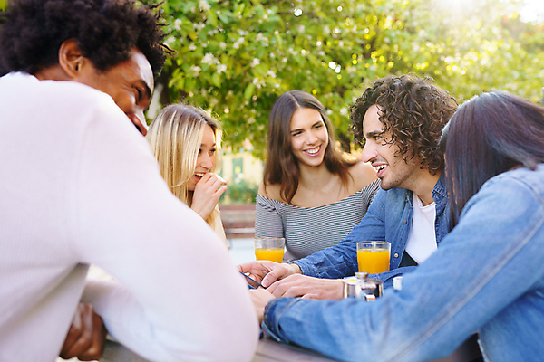 포토 JPG 해외이미지 백인 학생 라이프스타일 여자 남자 행복 커피 음료 오렌지 탁자 함께함 웃음 사람 여러명 성인 야외 친구 스마트폰 주스 봄 우정 카페 도시 바 그룹 아침식사 다인종 다민족 멀티 섞기 해외포토 서양인 계절 감정 가구 다수 컨셉 과일 관계 표정 인종 생활 핸드폰 스마트기기 상점 식사 파일형식 이미지허브