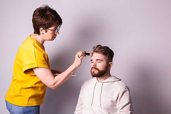 포토 JPG 해외이미지 여자 남자 들기 상반신 성인 두명 화장 눈감음 화장품 메이크업아티스트 메이크업브러쉬 성인만 해외포토 직업 모션 사람 뷰티 붓 파일형식 이미지허브