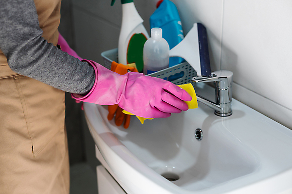 포토 JPG 해외이미지 여자 실내 한명 20대 성인 옆모습 바구니 앞치마 잡기 청소도구 세제 세면대 고무장갑 닦기 성인여자한명만 해외포토 1 뷰포인트 장갑 모션 사람 청년 내부 도구 청소 고무 여자한명만 성인여자만 파일형식 이미지허브