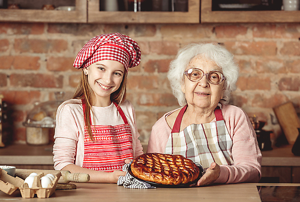 포토 JPG 해외이미지 응시 여자 노년 할머니 어린이 가족 손녀 실내 요리사모자 요리 들기 상반신 두명 앞모습 아웃포커스 주방 계란 앞치마 주방장갑 계란판 조부모 여자만 안경낌 해외포토 모자_잡화 시선 안경 뷰포인트 장갑 관계 모션 촬영기법 사람 성인 내부 알 요리사 손주 파일형식 이미지허브