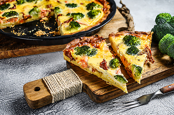 포토 JPG 해외이미지 접시 조각 포크 회색배경 실내 사람없음 브로콜리 연어 나무도마 연어요리 타르트 해외포토 식기 음식 빵 백그라운드 채소 도마 어류 내부 목재 회색 파이_빵 파일형식 이미지허브