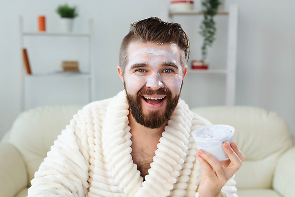 포토 JPG 해외이미지 응시 남자 수염 한명 상반신 성인 앞모습 뷰티 목욕가운 스킨케어 수분크림 성인남자한명만 해외포토 1 시선 뷰포인트 사람 화장품 가운 남자한명만 성인남자만 파일형식 이미지허브