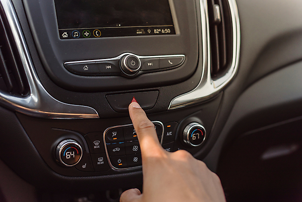 포토 JPG 해외이미지 손 포즈 통신 손가락 교통시설 자동차 경고 안전 사람없음 빨간색 정보 긴급 도움 판넬 운전사 보호 지시 위험 질문 사건 고장 심볼 서비스 사인 신호 보안 전자 공포 부름 문제 스위치 sos 경보 계기판 그만 주목 지원 헬프 해외포토 직업 육상교통 컬러 교통 컨셉 모션 신체부위 시설 구조요청 파일형식 이미지허브