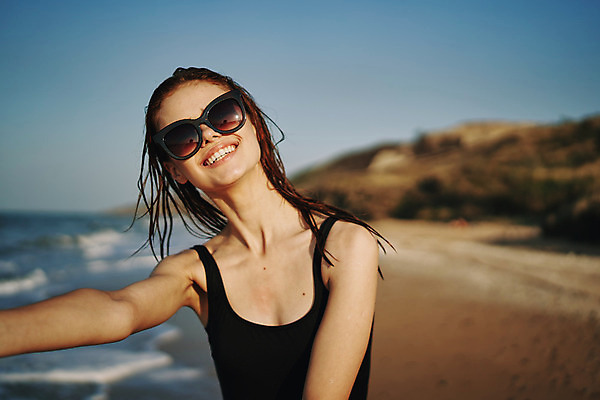 포토 JPG 해외이미지 주간 여자 여유 휴식 한명 상반신 성인 해변 야외 앞모습 아웃포커스 여름휴가 바캉스 선글라스 손뻗기 성인여자한명만 해외포토 자연요소 1 감정 안경 바다 뷰포인트 컨셉 모션 휴가 촬영기법 사람 여자한명만 성인여자만 파일형식 여름_계절 이미지허브