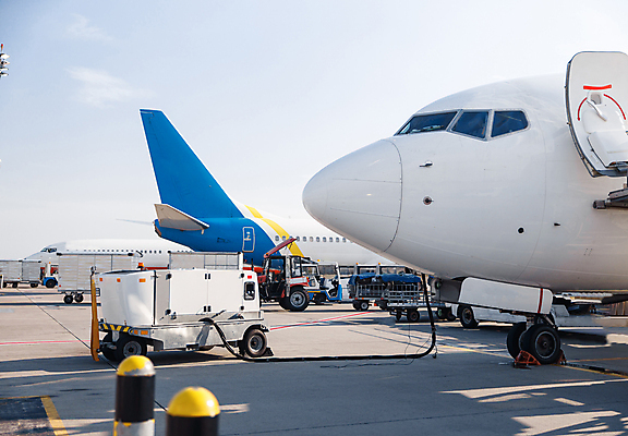 포토 JPG 해외이미지 주간 하늘 비행기 사람없음 야외 공항 항공 준비 연료 주유기 주유 충전 해외포토 자연요소 항공교통 교통시설 대중교통 기계 파일형식 이미지허브