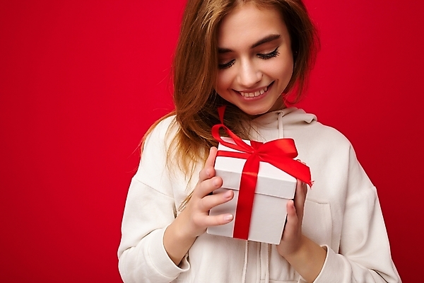 포토 JPG 해외이미지 여자 행복 리본 크리스마스 휴가 새로움 새해 기념 선물 한명 미소 이벤트 장식 선물상자 빛 상자 파티 희망 놀람 기쁨 꿈 축하 생일 포장소품 해외포토 1 기념일 감정 컨셉 포장 표정 사람 오브젝트 포장재료 파일형식 이미지허브