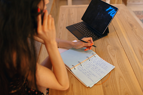 포토 JPG 해외이미지 백인 라이프스타일 여자 커피 인터넷 비즈니스 통신 모바일 실내 한명 사람 컵 스마트폰 핸드폰 컴퓨터 태블릿 알약 디지털 카페 업무 메시지 어플리케이션 프리랜서 스타일 해외포토 서양인 직업 1 식기 음료 내부 생활 전자제품 스마트기기 약 상점 작업 파일형식 이미지허브