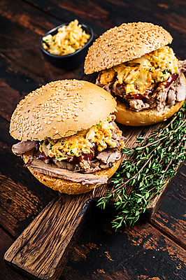 포토 JPG 해외이미지 음식 채소 양파 도마 샌드위치 육류 돼지고기 요리 사람없음 갈색 검은색 식사 어둠 샐러드 소고기 햄버거 시골 뜨거움 그릴 바비큐 굽기 매움 피클 느림 따기 번 짠맛 핸드메이드 해외포토 빵 컬러 식재료 주방용품 패스트푸드 맛 구이 절임 파일형식 이미지허브