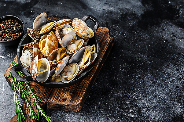 포토 JPG 해외이미지 검은배경 조개 실내 사람없음 해물요리 냄비 해산물 로즈메리 나무도마 통후추 해외포토 음식 백그라운드 어패류 도마 내부 목재 검은색 솥 허브 후추 파일형식 이미지허브