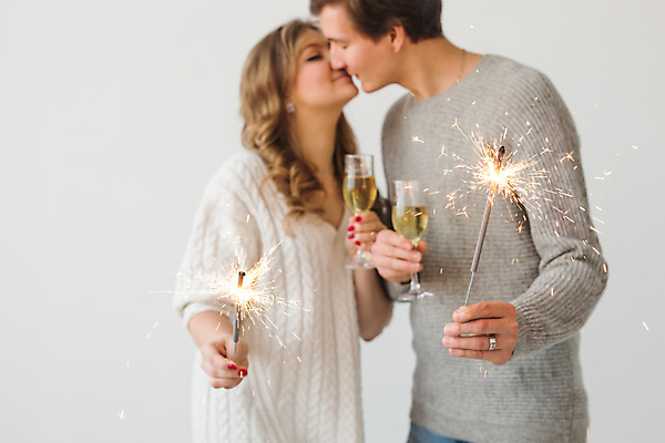 포토 JPG 해외이미지 백인 커플 여자 남자 컨셉 잔 키스 폭죽 불꽃놀이 실내 사랑 들기 사람 상반신 성인 두명 빛 마주보기 축하 샴페인 흰배경 연소 성인만 스파클라 해외포토 서양인 식기 감정 백그라운드 관계 모션 놀이 주류 내부 흰색 애정표현 파일형식 이미지허브