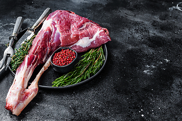 포토 JPG 해외이미지 식재료 검은배경 실내 생고기 사람없음 날것 양고기 로즈메리 통후추 해외포토 백그라운드 육류 내부 검은색 허브 후추 파일형식 이미지허브