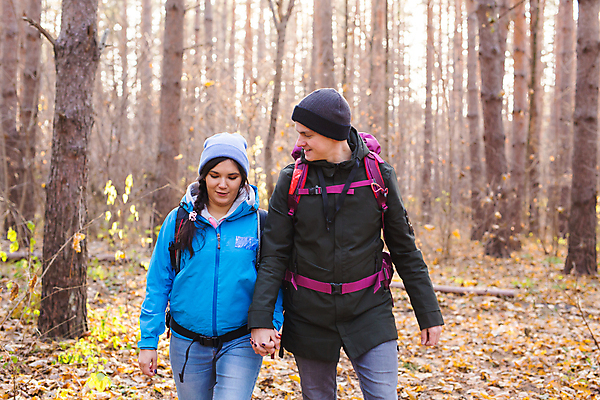 포토 JPG 해외이미지 주간 커플 공원 여자 남자 커플라이프 배낭 미소 풍경 상반신 20대 성인 야외 두명 앞모습 30대 걷기 손잡기 하이킹 백패커 하이커 성인만 해외포토 자연요소 라이프스타일 공공시설 뷰포인트 여행 가방 관계 모션 레저 표정 사람 청년 장년 파일형식 이미지허브
