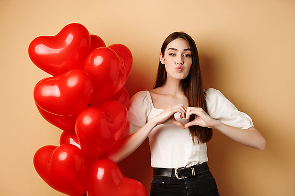 포토 JPG 해외이미지 여자 실내 사랑 한명 상반신 앞모습 귀여움 하트 하트풍선 손하트 성인여자한명만 해외포토 모양 1 감정 뷰포인트 컨셉 사람 손짓 내부 풍선 여자한명만 성인여자만 파일형식 이미지허브