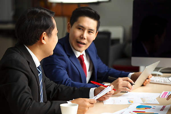 포토 JPG 해외이미지 백인 직업 남자 행복 컨셉 비즈니스 사업가 통신 성공 회의 협력 미소 사람 두명 금융 노트북 컴퓨터 사무실 업무 작업 비즈니스맨 비즈니스우먼 그룹 토론 책상 동료 경영자 문서 경영 브레인스토밍 해외포토 서양인 여자 감정 가구 관계 표정 경제 전자제품 직장인 리더 파일형식 이미지허브