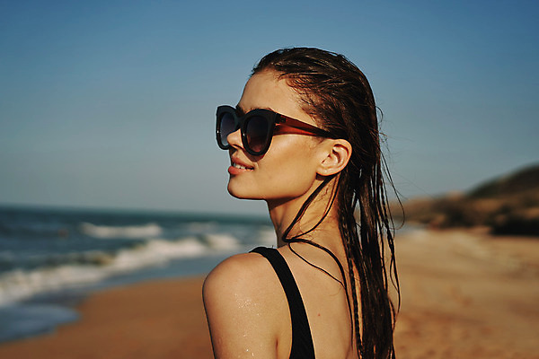 포토 JPG 해외이미지 주간 여자 여유 휴식 한명 상반신 성인 해변 야외 옆모습 아웃포커스 여름휴가 바캉스 선글라스 성인여자한명만 해외포토 자연요소 1 감정 안경 바다 뷰포인트 컨셉 휴가 촬영기법 사람 여자한명만 성인여자만 파일형식 여름_계절 이미지허브