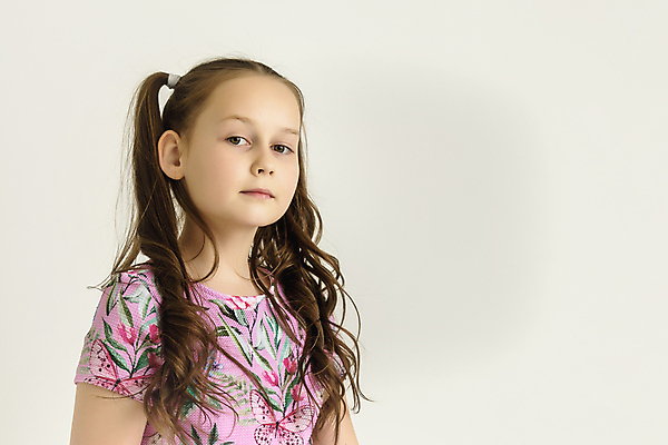 포토 JPG 해외이미지 백인 모델 1 라이프스타일 헤어스타일 응시 드레스 옷 공원 여자 딸 행복 얼굴 어린이 백그라운드 가족 자연 한명 사람 야외 뷰티 유행 기쁨 흰색 표현 달콤 작음 고립 초보 해외포토 서양인 시선 공공시설 감정 컬러 관계 생활 신체부위 맛 크기 생태계 파일형식 이미지허브