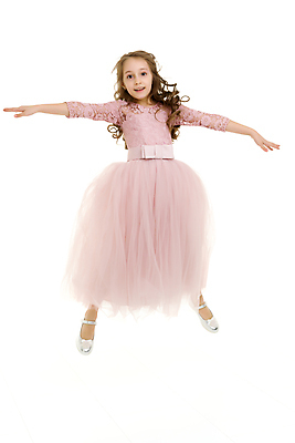 포토 JPG 해외이미지 전신 백인 응시 드레스 여자 어린이 포즈 팔벌리기 실내 한명 앞모습 점프 흰배경 공주옷 소녀한명만 해외포토 서양인 1 시선 옷 뷰포인트 백그라운드 모션 사람 내부 흰색 여자한명만 소녀만 파일형식 이미지허브