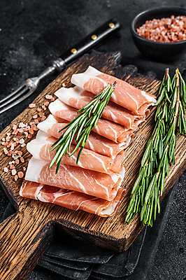 포토 JPG 해외이미지 검은배경 실내 사람없음 로즈메리 나무도마 프로슈토 해외포토 백그라운드 도마 내부 목재 검은색 허브 햄 파일형식 이미지허브