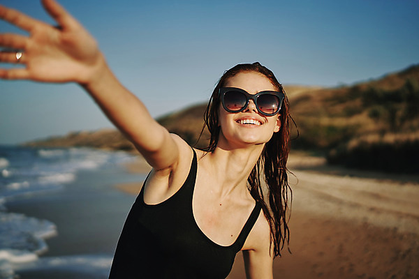 포토 JPG 해외이미지 주간 여자 여유 휴식 한명 상반신 성인 해변 야외 앞모습 아웃포커스 여름휴가 바캉스 선글라스 손뻗기 성인여자한명만 해외포토 자연요소 1 감정 안경 바다 뷰포인트 컨셉 모션 휴가 촬영기법 사람 여자한명만 성인여자만 파일형식 여름_계절 이미지허브