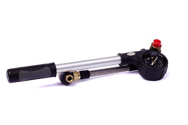 포토 JPG 해외이미지 손 스포츠 백그라운드 사람없음 가로 금속 자전거 검은색 장비 흰색 공구 바퀴 은색 오브젝트 타이어 펌프 고립 압력 압축 조작 해외포토 컬러 재질 신체부위 바이크 도구 파일형식 이미지허브