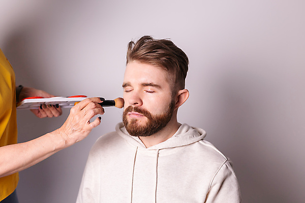 포토 JPG 해외이미지 여자 남자 들기 상반신 성인 두명 화장 눈감음 화장품 메이크업아티스트 메이크업브러쉬 성인만 해외포토 직업 모션 사람 뷰티 붓 파일형식 이미지허브