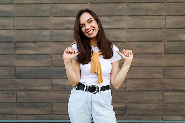 포토 JPG 해외이미지 백인 라이프스타일 여자 행복 감정 유럽 티셔츠 거리 갈색머리 한명 미소 갈색 유행 기쁨 스웨터 긍정 저지 스타일 해외포토 서양인 1 헤어스타일 나라 컬러 컨셉 셔츠 상의 표정 사람 생활 파일형식 이미지허브