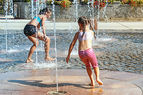 포토 JPG 해외이미지 커플 계절 공원 어린이 여행 백그라운드 가족 자연 놀이 휴가 따뜻함 사랑 사람 야외 두명 물 햇빛 태양 맑음 봄 아기 연못 도시 뜨거움 도심 분수 스프링쿨러 스플래쉬 해외포토 자연요소 공공시설 감정 관계 날씨 생태계 파일형식 이미지허브