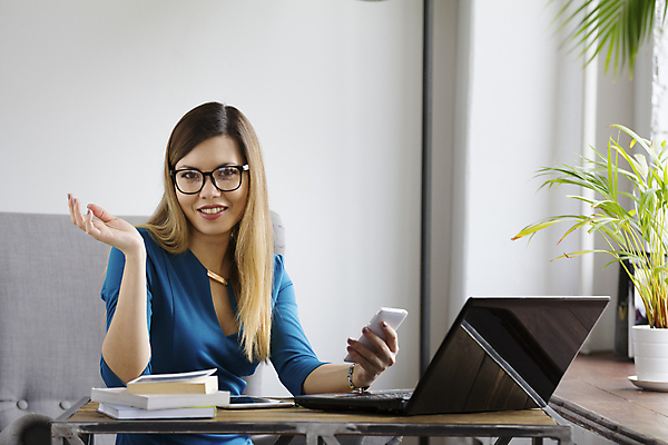 포토 JPG 해외이미지 직업 라이프스타일 여자 안경 비즈니스 통신 창문 탁자 모바일 노동자 아이디어 실내 창조 대화 한명 사람 성인 노트북 스마트폰 컴퓨터 금발 사무실 공책 업무 비즈니스우먼 우아함 스마트 경영자 지능 표현성 해외포토 1 헤어스타일 잡화 가구 컨셉 문구용품 말하기 내부 생활 전자제품 핸드폰 스마트기기 작업 직장인 리더 파일형식 이미지허브