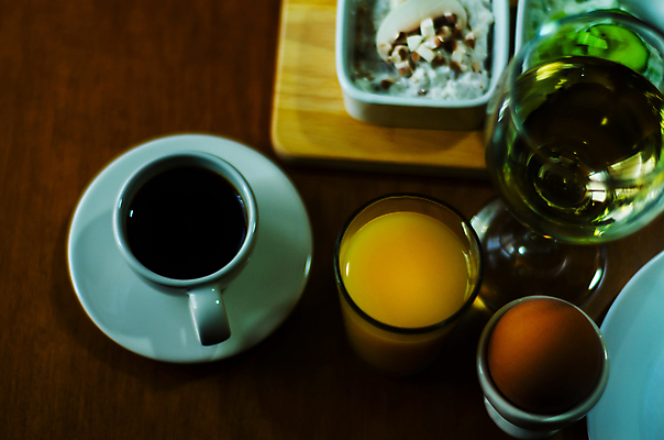 포토 JPG 해외이미지 접시 커피 음식 빵 다이어트 재료 탁자 아침 부활절 건강 요리 사람없음 목재 컵 농장 갈색 계란 식사 껍질 신선 도자기 맛 아침식사 바게트 오렌지주스 화이트와인 먹기 유기농 햄 날것 부드러움 노른자 내추럴 단백질 보유 삶기 영양분 맛있는 해외포토 주간 나무 식기 웰빙 기념일 음료 컬러 가구 컨셉 농업 모션 육류 와인 알 감각 과일주스 영양소 파일형식 이미지허브