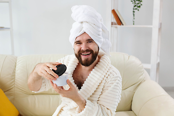 포토 JPG 해외이미지 응시 남자 수염 한명 들기 상반신 성인 앞모습 수건 뷰티 목욕가운 스킨케어 수분크림 성인남자한명만 해외포토 1 시선 뷰포인트 모션 사람 위생용품 화장품 가운 남자한명만 성인남자만 파일형식 이미지허브