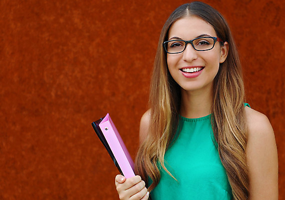 포토 JPG 해외이미지 백인 학생 긴머리 응시 여자 교육 행복 안경 포즈 백그라운드 비즈니스 학교 청소년 표정 한명 서기 사람 성인 야외 캐주얼 카메라 교사 잡기 신학기 폴더 히스패닉 카피스페이스 브라질사람 해외포토 서양인 직업 1 헤어스타일 시선 잡화 옷 감정 모션 전자제품 공백 파일 파일형식 이미지허브