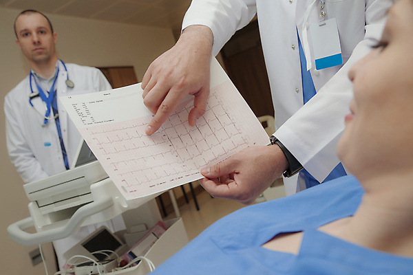 포토 JPG 해외이미지 손 여자 남자 행복 선 손가락 병원 미소 두명 시험 의사 하트 가리킴 뉴스 맥박 속도 리듬 해외포토 모양 교육 감정 의학 표정 사람 손짓 신체부위 의료진 파일형식 이미지허브