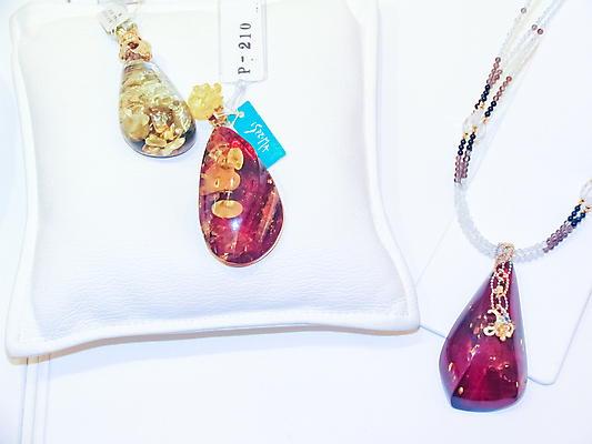 포토 JPG 해외이미지 손 디자인 산업 음식 바다 백그라운드 다이어트 팔찌 육류 돼지고기 미술 사람없음 장식 빛 뷰티 노란색 쌓기 식사 저녁식사 소고기 흰색 소시지 맛 해충 아침식사 상품 보석 먹기 구슬 화석 내추럴 점심식사 밀랍 해로움 해외포토 컬러 컨셉 식재료 장신구 모션 문화예술 건강 신체부위 가공식품 벌레 광석 파일형식 이미지허브