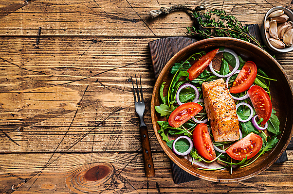 포토 JPG 해외이미지 그릇 포크 채소 실내 마늘 사람없음 하이앵글 연어 로즈메리 나무그릇 나무도마 연어샐러드 연어스테이크 연어요리 카피스페이스 나무배경 해외포토 식기 음식 뷰포인트 백그라운드 도마 어류 스테이크 내부 목재 공백 샐러드 허브 파일형식 이미지허브