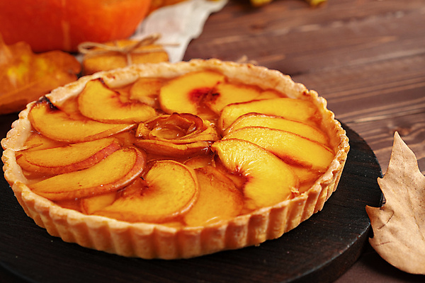 포토 JPG 해외이미지 낙엽 디저트 실내 사람없음 아웃포커스 애플파이 나무배경 해외포토 음식 백그라운드 잎 촬영기법 내부 파이_빵 파일형식 이미지허브