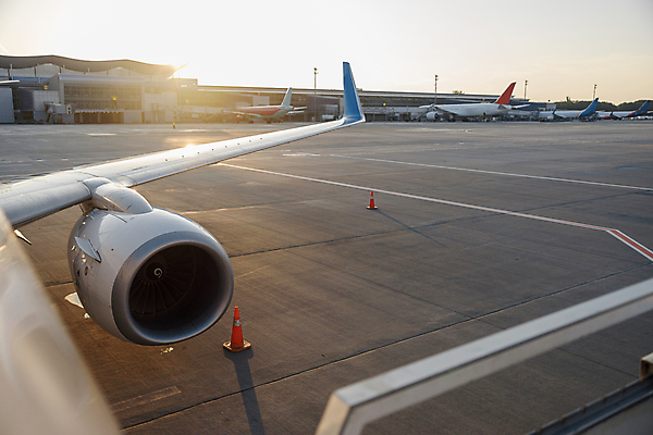 포토 JPG 해외이미지 주간 비행기 사람없음 야외 햇빛 공항 항공 엔진 비행기날개 칼라콘 해외포토 자연요소 항공교통 교통시설 대중교통 태양 안전장비 파일형식 이미지허브