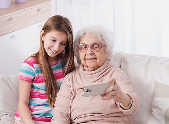 포토 JPG 해외이미지 응시 여자 노년 할머니 어린이 가족 손녀 실내 들기 앉기 상반신 두명 앞모습 옆모습 스마트폰 소파 조부모 여자만 안경낌 해외포토 시선 안경 뷰포인트 의자 관계 모션 사람 성인 내부 핸드폰 스마트기기 손주 파일형식 이미지허브