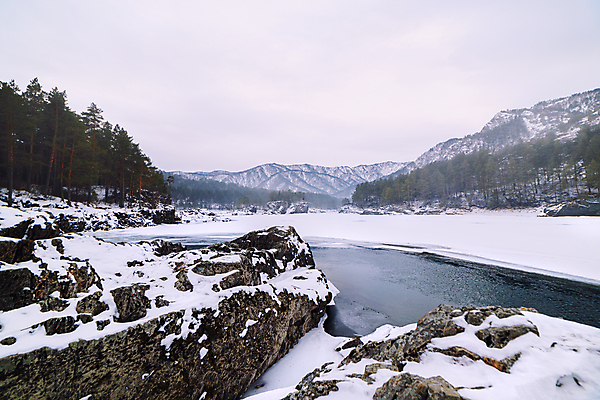 포토 JPG 해외이미지 나무 여행 겨울 자연 하늘 산 파노라마 풍경 사람없음 야외 물 파란색 강 반사 얼음 추위 숲 해외포토 자연요소 식물 계절 컬러 촬영기법 생태계 파일형식 이미지허브