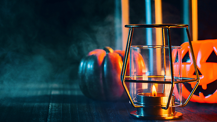 포토 JPG 해외이미지 백그라운드 컨셉 탁자 호박 조명 사람없음 장식 축제 어둠 할로윈 연기 오브젝트 잭오랜턴 호러 해외포토 가구 채소 공포 파일형식 이미지허브