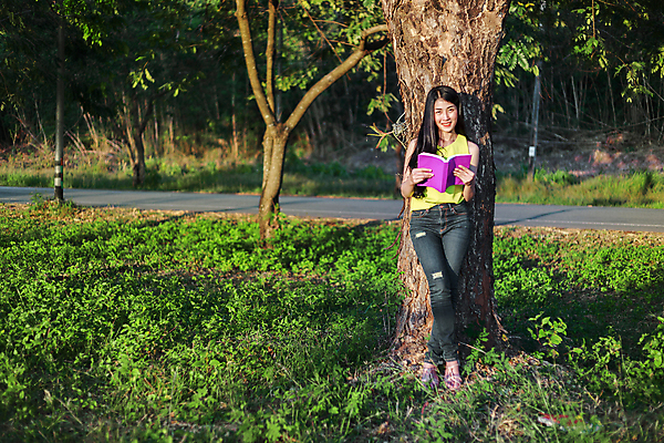포토 JPG 해외이미지 나무 백인 학생 라이프스타일 공원 여자 교육 행복 백그라운드 컨셉 태국 자연 휴식 한국 한명 서기 사람 동양인 성인 야외 책 초록색 스터디 독서 일본 중국 흰색 청바지 잡기 읽기 해외포토 서양인 식물 1 공공시설 감정 아시아 컬러 바지 모션 인종 생활 학습 생태계 파일형식 이미지허브