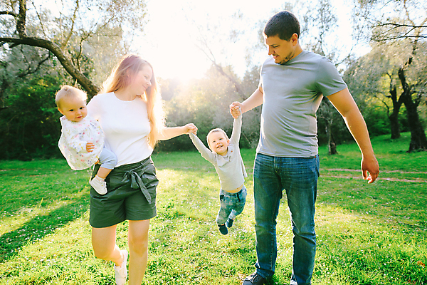 포토 JPG 해외이미지 백인 공원 여자 남자 딸 행복 아들 어린이 가족 포옹 엄마 함께함 사랑 사람 소년 여러명 성인 야외 초록색 부모 걷기 기쁨 신생아 잡기 아빠 언니 걸음마 남동생 화창 해외포토 서양인 공공시설 감정 컬러 다수 컨셉 관계 안기 모션 날씨 아기 자매 동생 파일형식 이미지허브