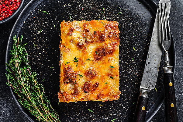 포토 JPG 해외이미지 접시 검은배경 실내 사람없음 하이앵글 라자냐 해외포토 식기 뷰포인트 백그라운드 내부 검은색 이탈리아음식 파일형식 이미지허브