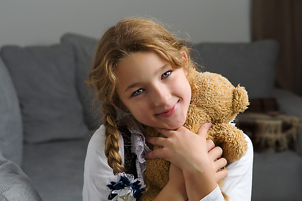 포토 JPG 해외이미지 백인 드레스 여자 딸 행복 어린이 곰 놀이 휴식 양말 주택 실내 따뜻함 사랑 한명 미소 사람 앉기 내부 소파 뷰티 흰색 표현 아기 잡기 달콤 니트 부드러움 해외포토 서양인 동물 1 옷 감정 컬러 컨셉 상의 의자 포유류 가족 모션 표정 건물 감각 맛 파일형식 이미지허브