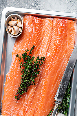 포토 JPG 해외이미지 그릇 재료 쟁반 실내 마늘 사람없음 하이앵글 나이프 허브 흰배경 날것 연어 로즈메리 해외포토 식물 식기 뷰포인트 백그라운드 채소 어류 내부 흰색 칼 파일형식 이미지허브