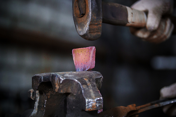 포토 JPG 해외이미지 손 산업 불 노동자 기술 사람없음 빨간색 상점 금속 장비 골동품 공구 업무 뜨거움 작업실 제조 망치 철 의사봉 무거움 연소 광 대장장이 솜씨 옛날 조작 철강 편자 핸드메이드 해외포토 자연요소 직업 컬러 재질 신체부위 도구 작업 무게 말발굽 파일형식 이미지허브